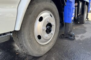 サムネイル: 平成26年　エルフ12M高所作業車　スチールバケット　車検2年付