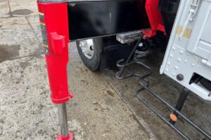 サムネイル: 平成23年　いすゞ　フォワード　４トン４段クレーンロング　フックイン・ラジコン付・MTモード付AT（車検1年付）