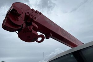 サムネイル: 平成23年　いすゞ　フォワード　４トン４段クレーンロング　フックイン・ラジコン付・MTモード付AT（車検1年付）