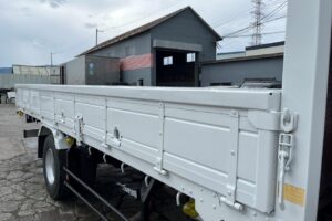 サムネイル: 平成23年　いすゞ　フォワード　４トン４段クレーンロング　フックイン・ラジコン付・MTモード付AT（車検1年付）