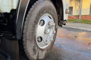 サムネイル: 平成20年　エルフ 4トンパネルワイドロング　サイドドア　ラッシングレール1段　車検1年付