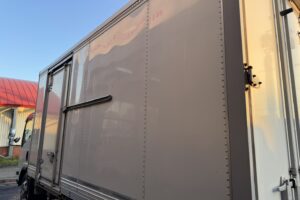 サムネイル: 平成20年　エルフ 4トンパネルワイドロング　サイドドア　ラッシングレール1段　車検1年付