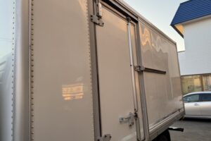 サムネイル: 平成20年　エルフ 4トンパネルワイドロング　サイドドア　ラッシングレール1段　車検1年付