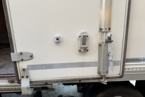 サムネイル: 平成20年　エルフ 4トンパネルワイドロング　サイドドア　ラッシングレール1段　車検1年付