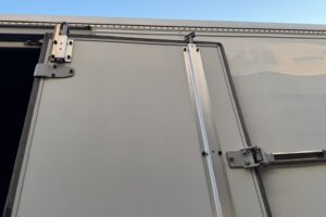 サムネイル: 平成20年　エルフ 4トンパネルワイドロング　サイドドア　ラッシングレール1段　車検1年付