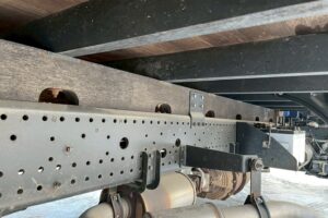 サムネイル: ◆平成23年　いすゞ　フォワード４トン４段クレーンロング　◆ラジコン　◆（車検１年付）◆荷台内寸560ｃｍ×216ｃｍ～在庫確認は北見店へ℡0157-57-7166～