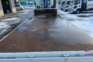 サムネイル: ◆平成23年　いすゞ　フォワード４トン４段クレーンロング　◆ラジコン　◆（車検１年付）◆荷台内寸560ｃｍ×216ｃｍ～在庫確認は北見店へ℡0157-57-7166～