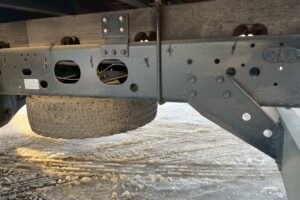 サムネイル: ◆平成23年　いすゞ　フォワード４トン４段クレーンロング　◆ラジコン　◆（車検１年付）◆荷台内寸560ｃｍ×216ｃｍ～在庫確認は北見店へ℡0157-57-7166～