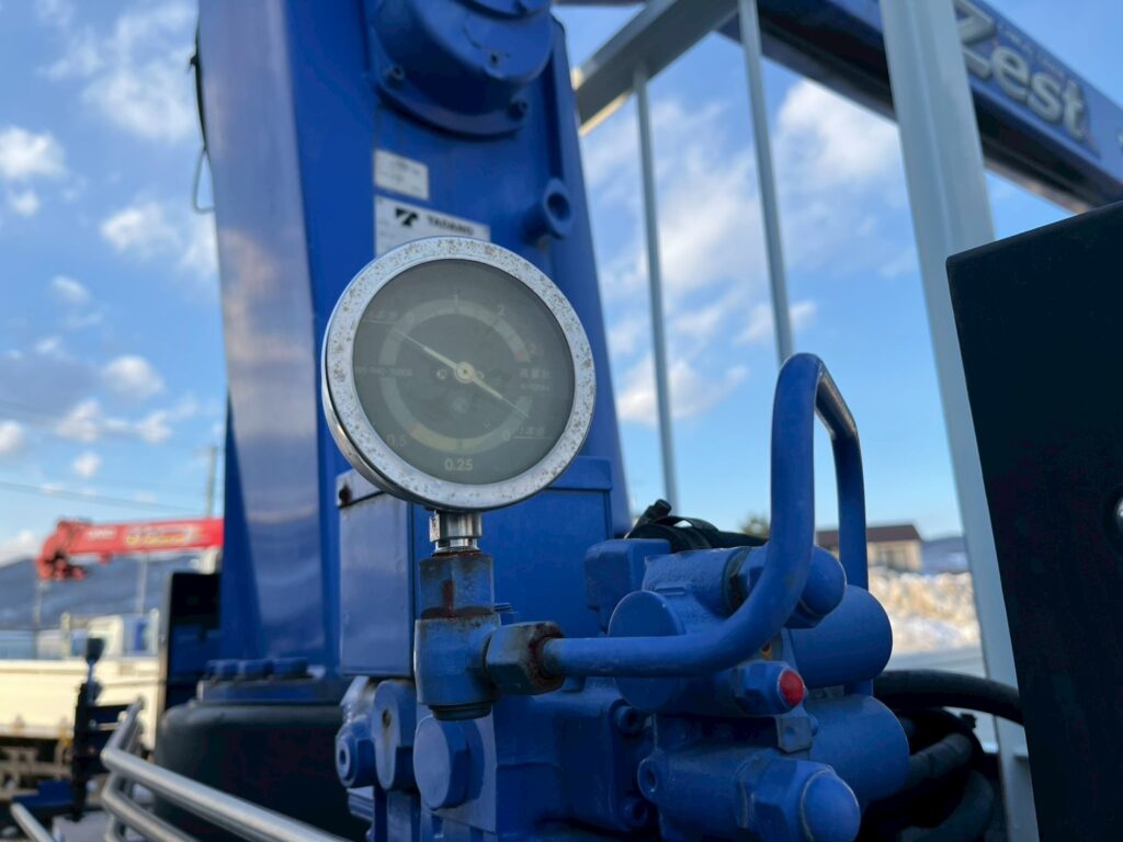 ◆平成23年　いすゞ　フォワード４トン４段クレーンロング　◆ラジコン　◆（車検１年付）◆荷台内寸560ｃｍ×216ｃｍ～在庫確認は北見店へ℡0157-57-7166～