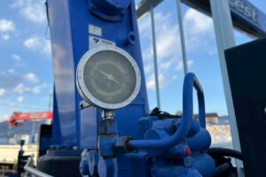 サムネイル: ◆平成23年　いすゞ　フォワード４トン４段クレーンロング　◆ラジコン　◆（車検１年付）◆荷台内寸560ｃｍ×216ｃｍ～在庫確認は北見店へ℡0157-57-7166～