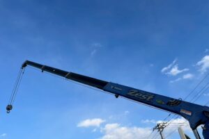 サムネイル: ◆平成23年　いすゞ　フォワード４トン４段クレーンロング　◆ラジコン　◆（車検１年付）◆荷台内寸560ｃｍ×216ｃｍ～在庫確認は北見店へ℡0157-57-7166～