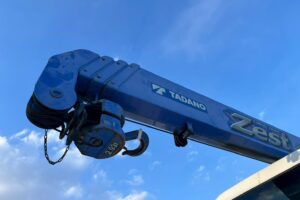 サムネイル: ◆平成23年　いすゞ　フォワード４トン４段クレーンロング　◆ラジコン　◆（車検１年付）◆荷台内寸560ｃｍ×216ｃｍ～在庫確認は北見店へ℡0157-57-7166～