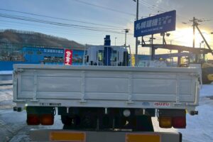 サムネイル: ◆平成23年　いすゞ　フォワード４トン４段クレーンロング　◆ラジコン　◆（車検１年付）◆荷台内寸560ｃｍ×216ｃｍ～在庫確認は北見店へ℡0157-57-7166～