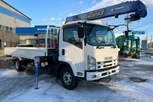 サムネイル: ◆平成23年　いすゞ　フォワード４トン４段クレーンロング　◆ラジコン　◆（車検１年付）◆荷台内寸560ｃｍ×216ｃｍ～在庫確認は北見店へ℡0157-57-7166～