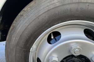 サムネイル: 平成22年　キャンター14.5M高所作業車　FRPバケット　上物アイチ　全塗装済み　車検2年付