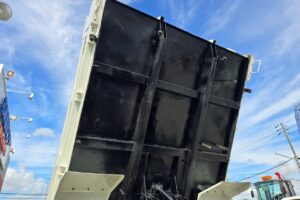 サムネイル: 平成25年　日野　レンジャー　４トンダンプ　電動コボレーン付（車検令和７年11月）