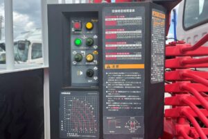 サムネイル: 平成25年　いすゞ　フォワード　４トン５段クレーン　差し違いアウトリガー　フックイン・ラジコン付（車検1年付）