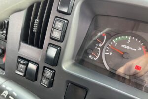 サムネイル: 平成25年　いすゞ　フォワード　４トン５段クレーン　差し違いアウトリガー　フックイン・ラジコン付（車検1年付）