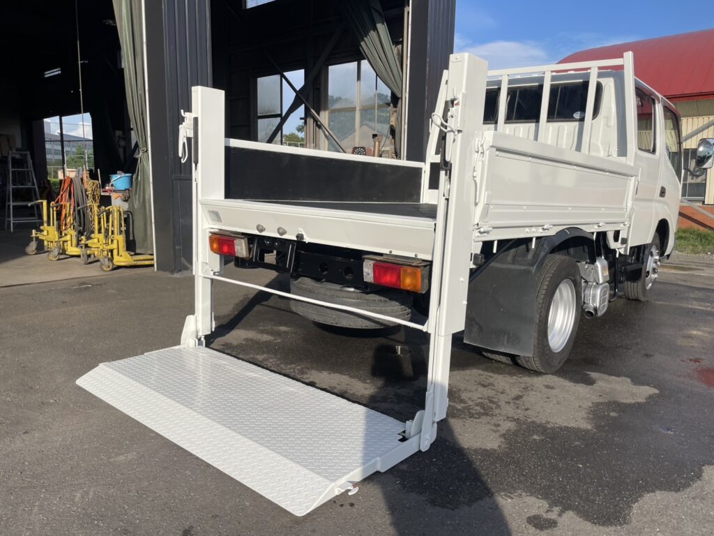 平成18年　ダイナ2トンWキャブ パワーゲート付き4WD 全塗装済み　車検令和7年11月