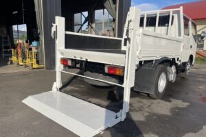 サムネイル: 平成18年　ダイナ2トンWキャブ パワーゲート付き4WD 全塗装済み　車検令和7年11月