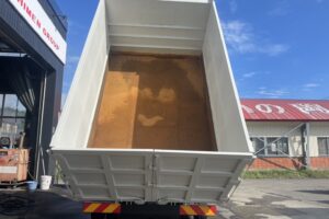 サムネイル: 平成22年　コンドル４トン深ダンプ　土砂禁　極東開発　車検令和8年7月