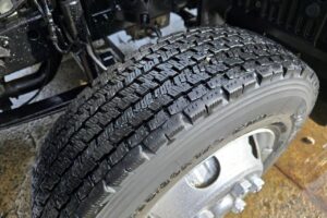 サムネイル: 令和２年　日野　レンジャー　４トンダンプ　コボレーン付　荷台塗装済！（車検1年付）