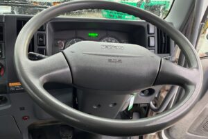サムネイル: 平成23年　いすゞ　フォワード　４トン段クレーンロングジャッキ　フックイン・ラジコン付（車検令和8年7月）