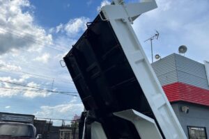 サムネイル: 平成29年　日野　レンジャー　４トンダンプ　電動コボレーン付・全塗装済！（車検1年付）