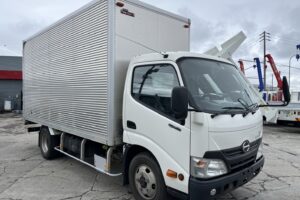 サムネイル: 平成28年 日野 デュトロ　３ｔ アルミバン ロング ４WD