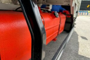 サムネイル: 平成２３年　日野　デュトロ２トン４段クレーン　ラジコン　★差違いアウトリガー
