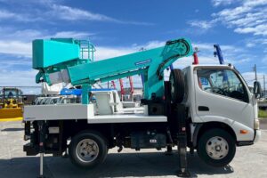 サムネイル: 平成24年　日野　デュトロ　9.9ｍ高所作業車　スチールバケット（車検2年付）