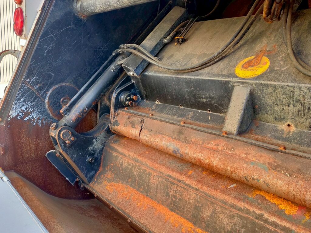 平成26年　いすゞ　フォワード　プレス式パッカー8.2㎥　連続スイッチ・汚泥タンク・バックモニター（車検1年付）