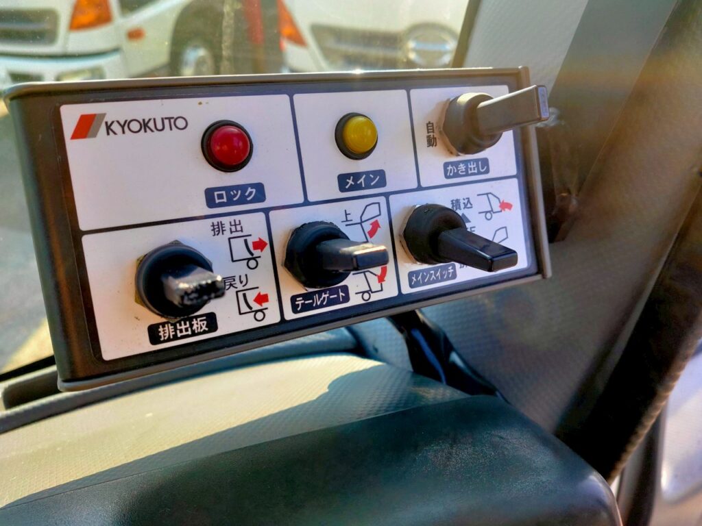 平成26年　いすゞ　フォワード　プレス式パッカー8.2㎥　連続スイッチ・汚泥タンク・バックモニター（車検1年付）