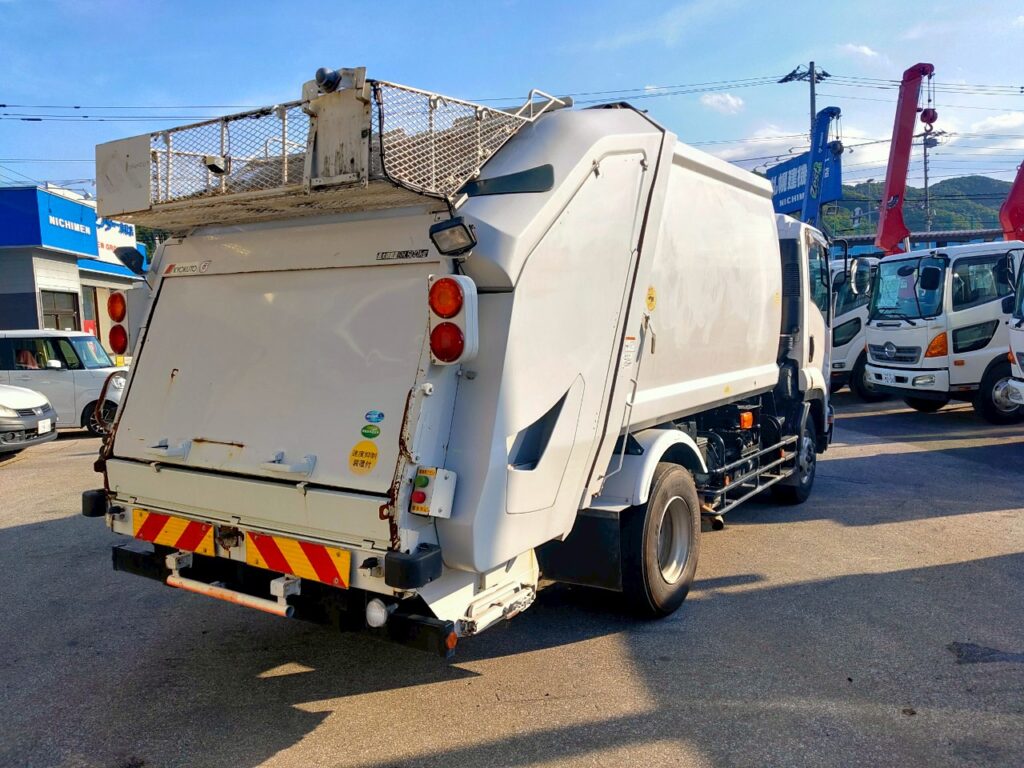 平成26年　いすゞ　フォワード　プレス式パッカー8.2㎥　連続スイッチ・汚泥タンク・バックモニター（車検1年付）