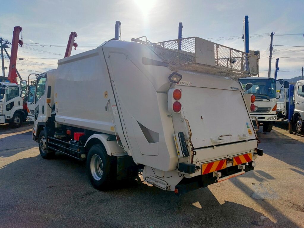 平成26年　いすゞ　フォワード　プレス式パッカー8.2㎥　連続スイッチ・汚泥タンク・バックモニター（車検1年付）