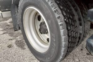 サムネイル: 平成２１年　ファイター　４トン　ハイジャッキセルフ　★ウインチ付　★ベッド付　