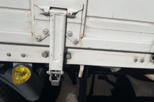 サムネイル: 平成21年　レンジャー４トン平ロング　ベッド付　荷台鉄板　フル装備　車検1年付