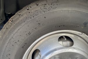 サムネイル: 平成21年　レンジャー４トン平ロング　ベッド付　荷台鉄板　フル装備　車検1年付