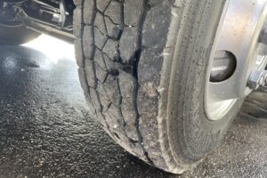 サムネイル: 平成21年　レンジャー４トン平ロング　ベッド付　荷台鉄板　フル装備　車検1年付