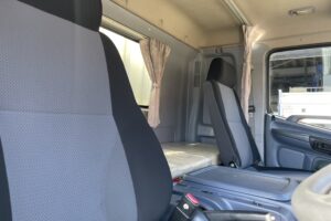 サムネイル: 平成21年　レンジャー４トン平ロング　ベッド付　荷台鉄板　フル装備　車検1年付