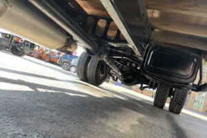 サムネイル: 平成21年　レンジャー４トン平ロング　ベッド付　荷台鉄板　フル装備　車検1年付