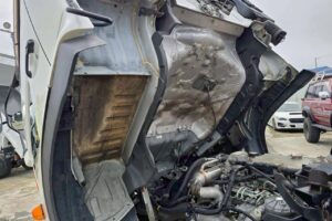 サムネイル: 平成2１年　日野 レンジャー　４トン４段クレーン　フックイン・ラジコン付（車検令和７年１２月）