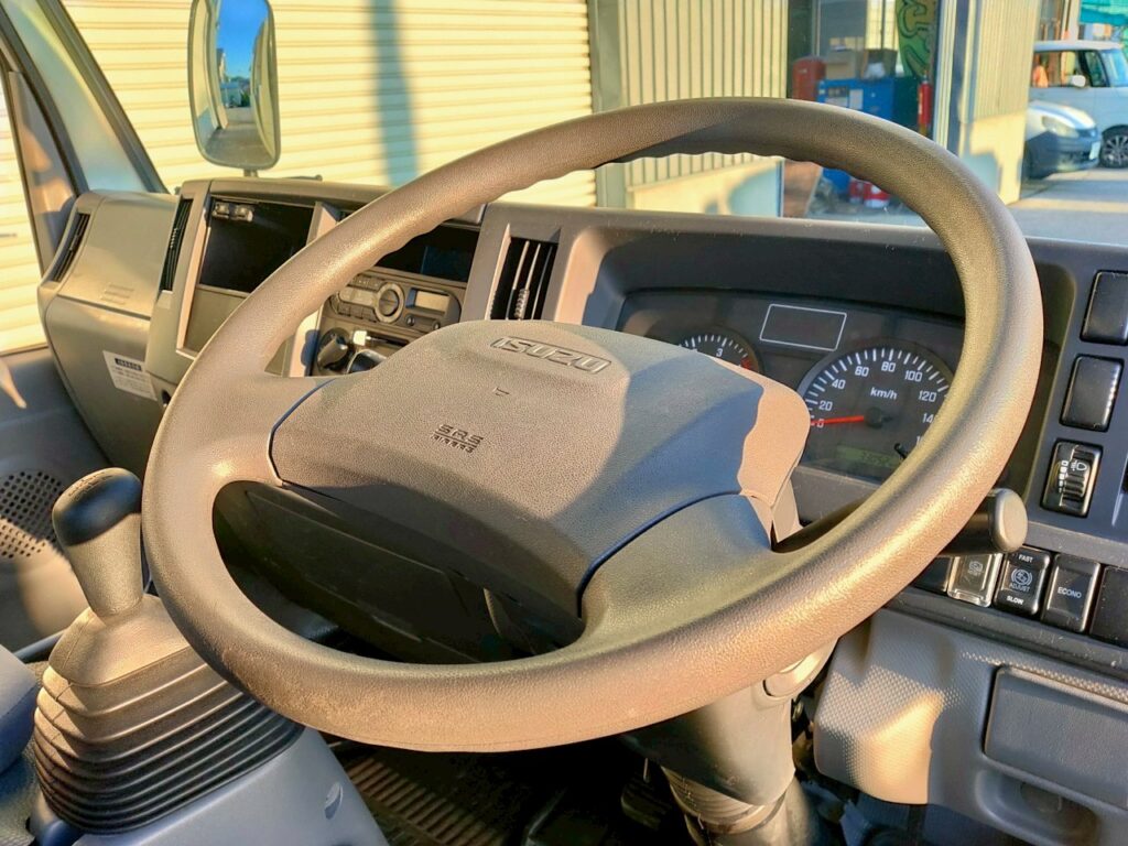 平成27年　いすゞエルフ2t平ショート4WD　後輪Wタイヤ