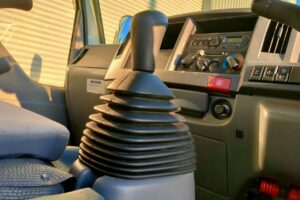 サムネイル: 平成27年　いすゞエルフ2t平ショート4WD　後輪Wタイヤ