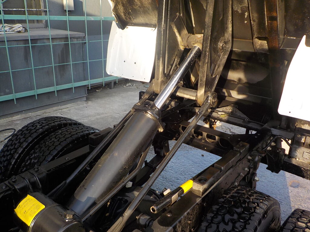 平成26年　エルフ 3ｔダンプ　コボレーン