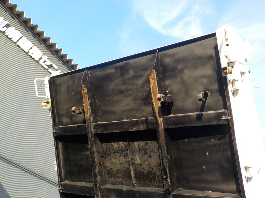 平成26年　エルフ 3ｔダンプ　コボレーン