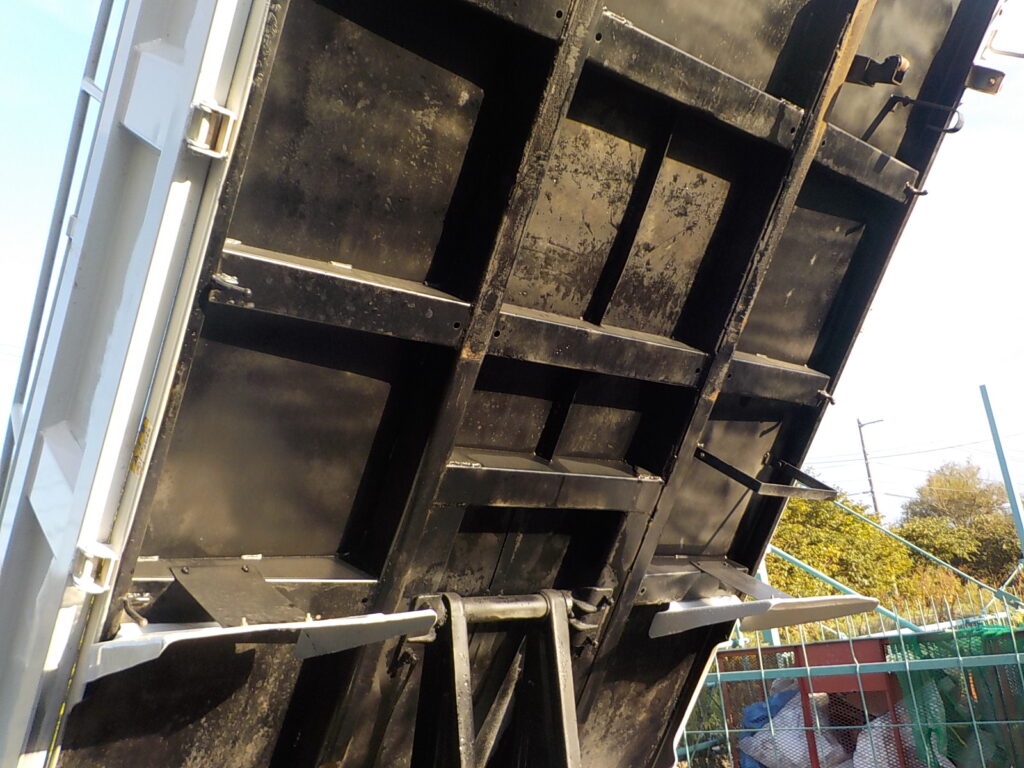 平成26年　エルフ 3ｔダンプ　コボレーン