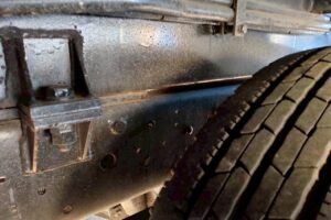 サムネイル: 平成17年式エルフ12m高所作業車スチールバケット