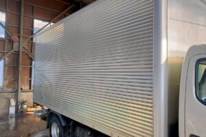 サムネイル: 平成27年　日野　デュトロ3トンアルミバン　P/G　4WD    札幌・江別・旭川・北見・釧路どこでも全国対応可能です！　　　　　　　　　　お問い合わせは北見店へ～TEL0157-57-7166～