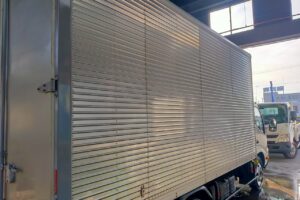 サムネイル: 平成27年　日野　デュトロ3トンアルミバン　P/G　4WD    札幌・江別・旭川・北見・釧路どこでも全国対応可能です！　　　　　　　　　　お問い合わせは北見店へ～TEL0157-57-7166～